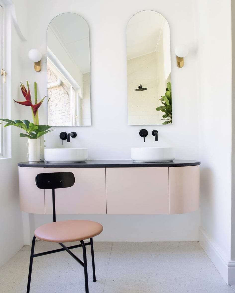 Стул в розовом и черном цвете в современной ванной
