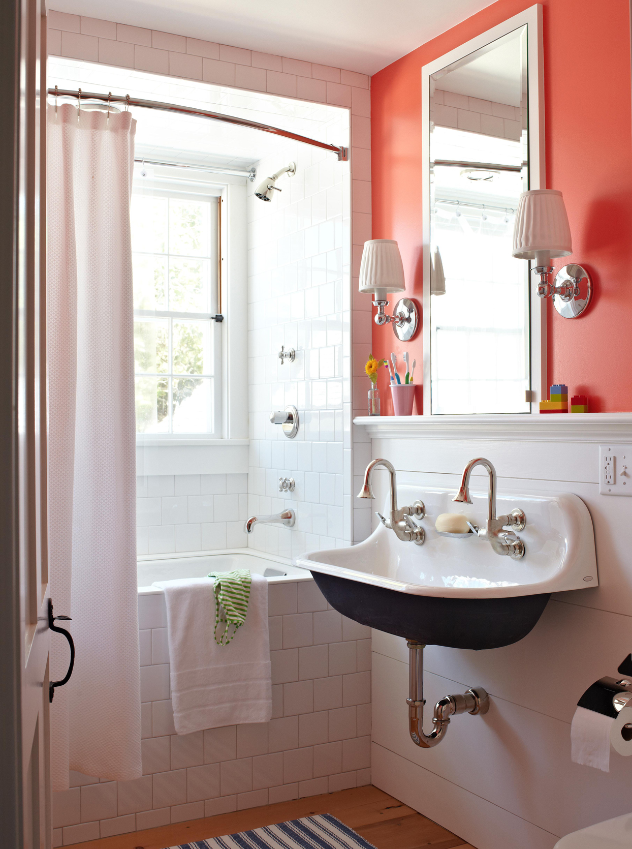 Красная акцентная стена в дизайне ванной комнаты