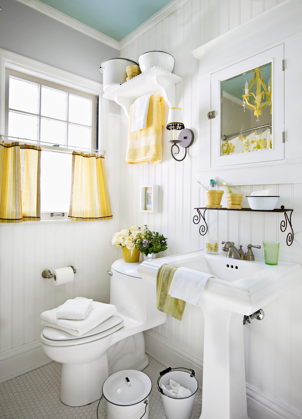 Желтые аксессуары в белой ванной комнате