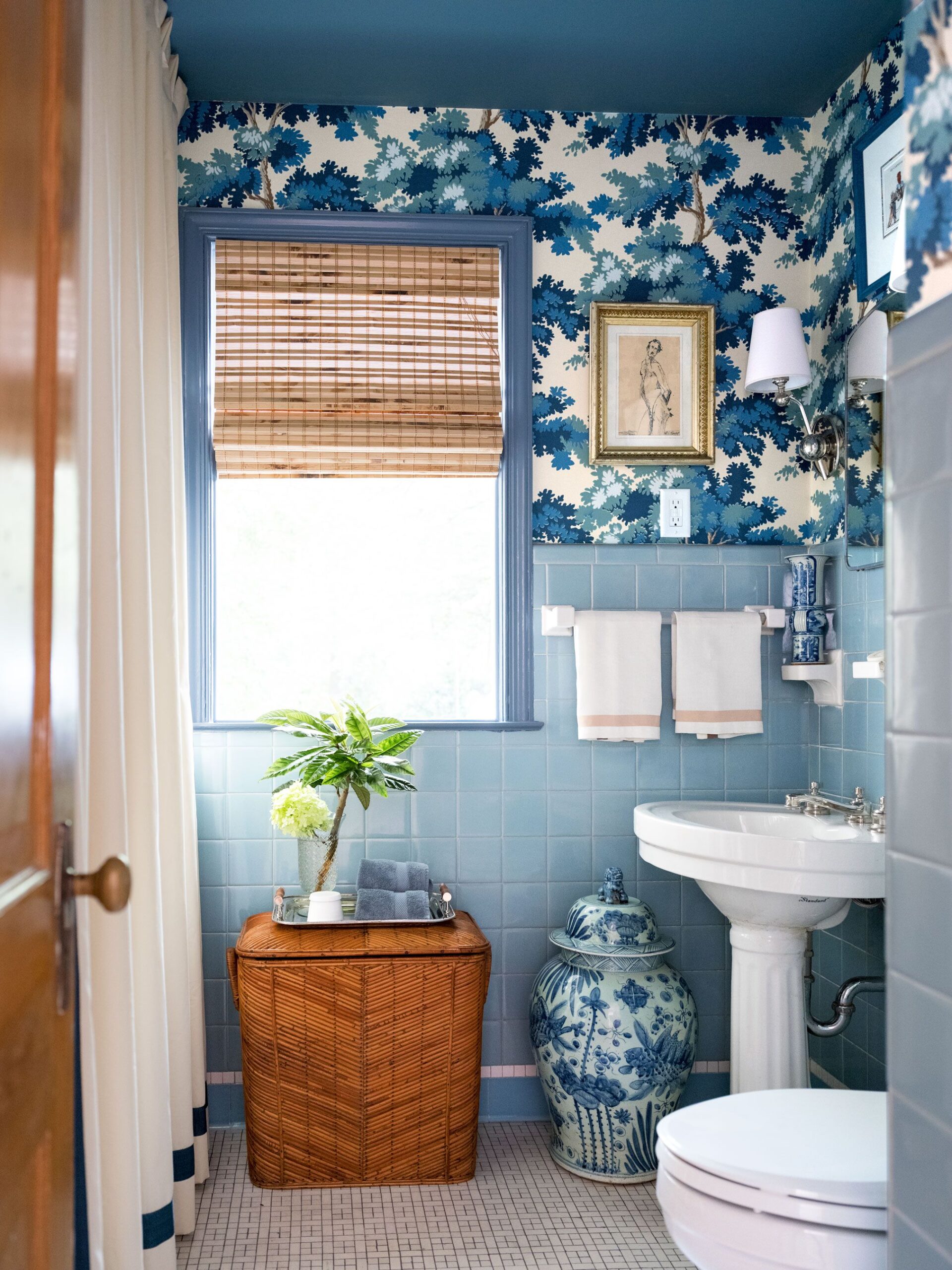 Яркий дизайн ванной комнаты в голубом цвете