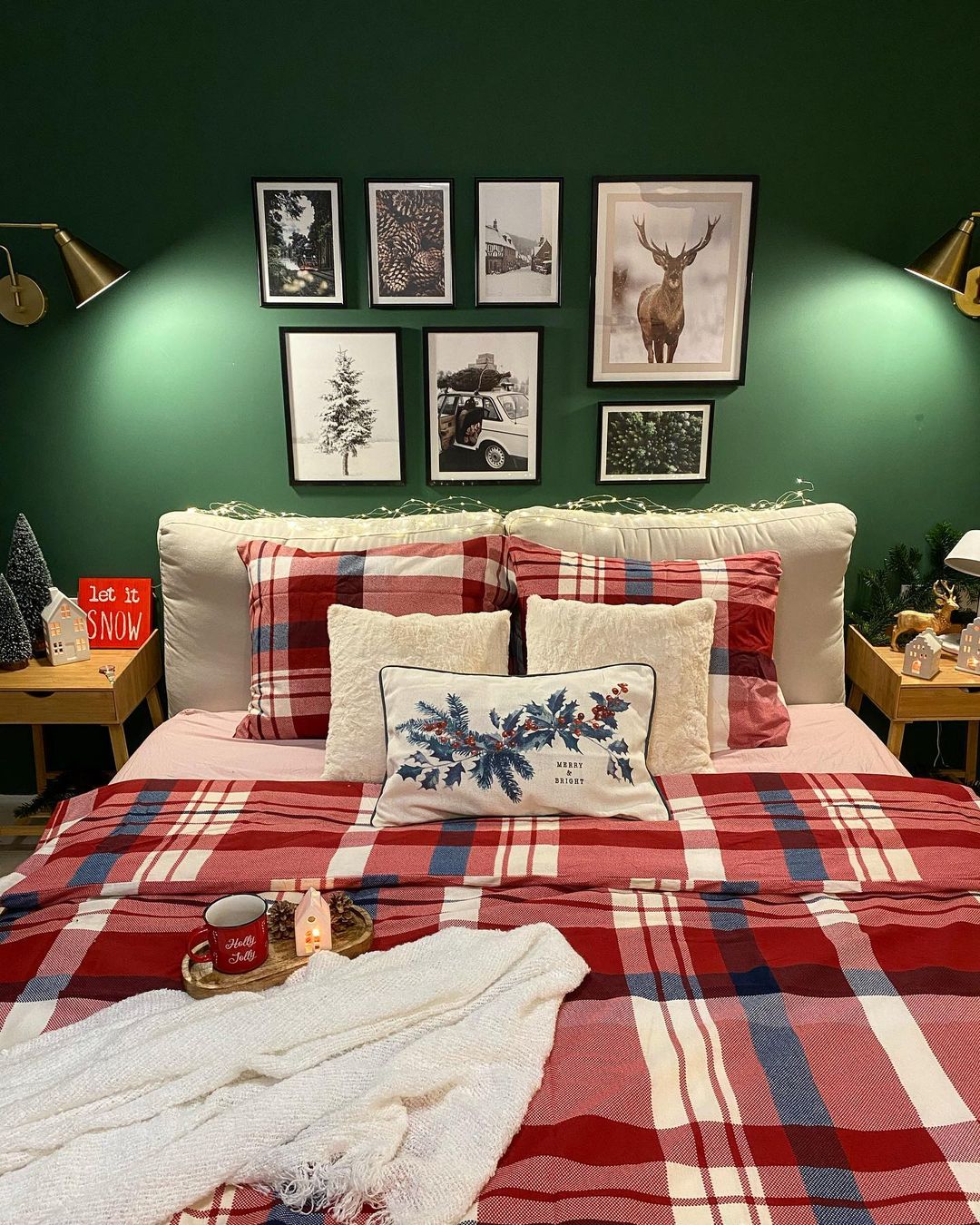 Праздничное постельное белье и новогодние постеры на стене в спальне