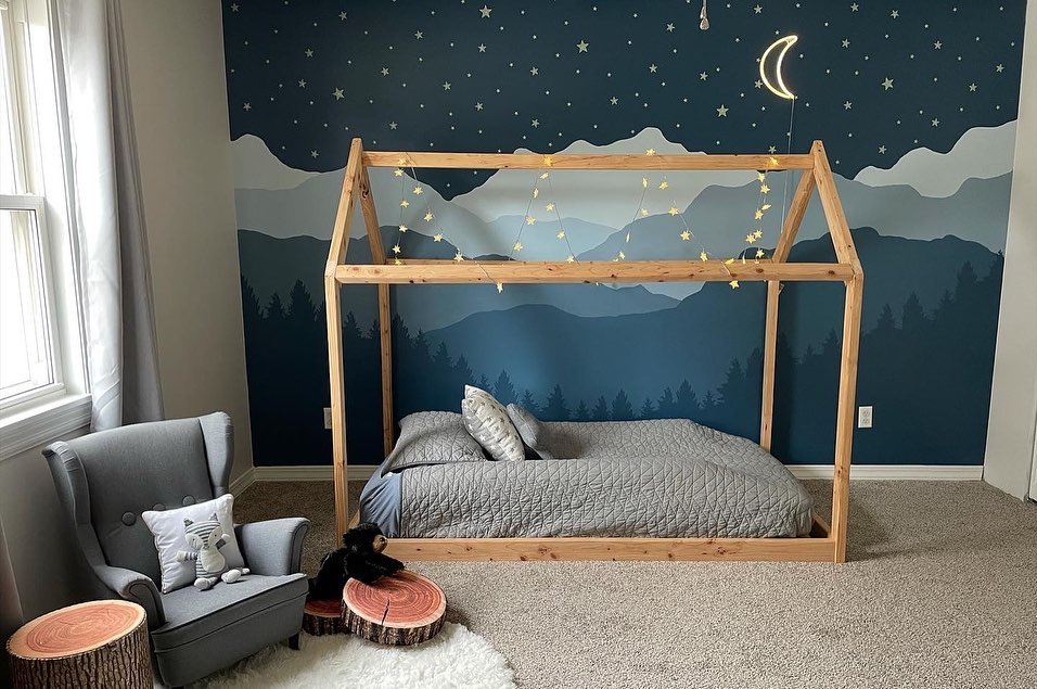 Кровать Монтессори в комнате для мальчика