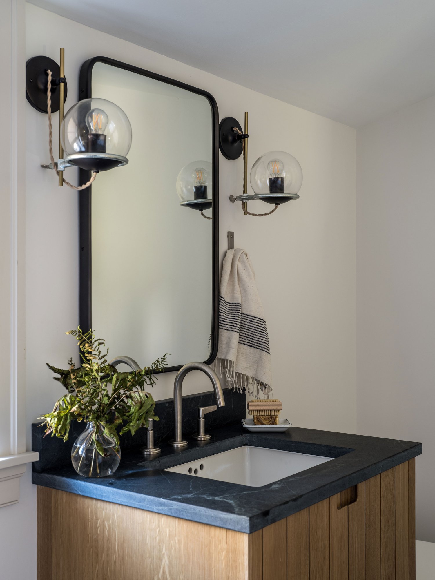 Зеркало и светильники над умывальником в ванной